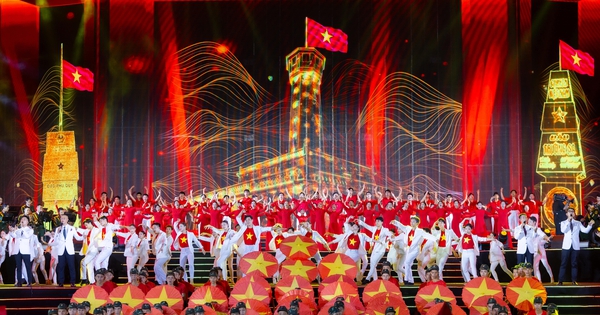 Đạo diễn Phạm Hoàng Giang tiết lộ hậu trường căng thẳng khi thực hiện Concert quốc gia, tự hào với loạt màn trình diễn có 1-0-2