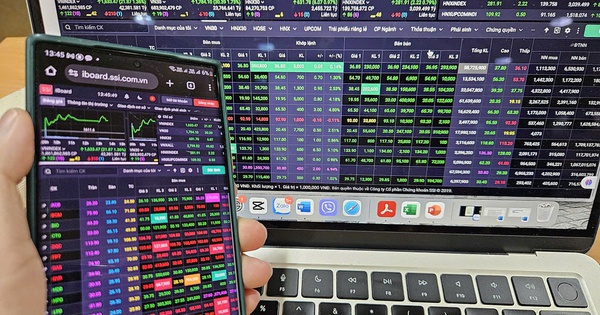Nhà đầu tư chứng khoán sắp giao dịch xuyên trưa...