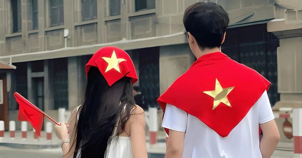 Cờ Tổ quốc, áo in hình sao vàng... "sốt" mọi sàn TMĐT: Chốt đơn là cách nói lời yêu Việt Nam!