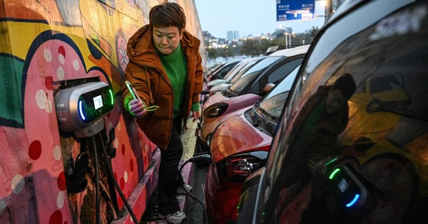 Cả thế giới đang đổ xô về xe điện thì bất ngờ Trung Quốc "lao ngược" lại xe xăng: Nước đi này ai đỡ nổi?