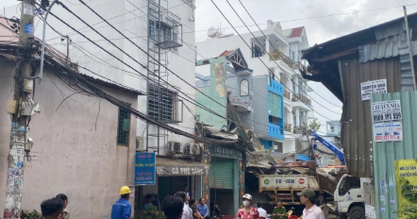 Nổ lớn tại công ty kính ở TP.HCM, nhiều nhà dân bị xé toạc