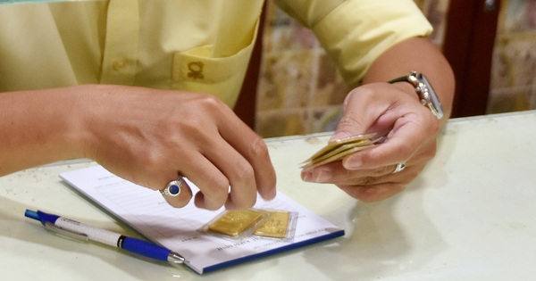 Sáng 16-8, nhiều tiệm vàng nhỏ đẩy giá vàng miế...