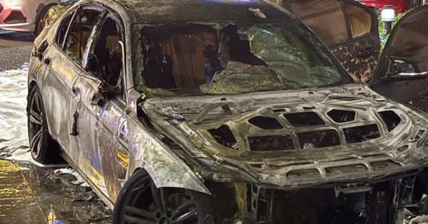 Ô tô BMW cháy ngụt ngụt trên phố Hà Nội