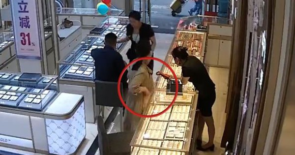 Phát hiện "khách VIP" chi hơn 1,6 tỷ đồng mua vàng trong 1 buổi sáng mà không hỏi giá, chủ tiệm lập tức báo công an