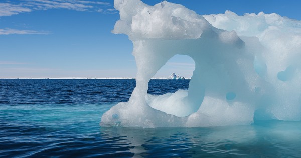 Tảng băng khổng lồ ở Nam Cực vừa vỡ ra, bên dưới là cảnh tượng con người chưa từng chứng kiến từ trước đến nay