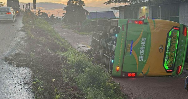 Xe khách lật trên đường Hồ Chí Minh, nhiều hành khách bị thương