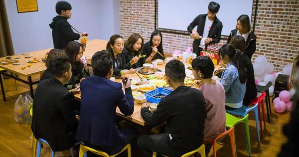 Đi họp lớp, tôi bỏ xe cũ ở nhà để lái chiếc BMW thuê bằng nửa tháng lương: Về đến nhà, nhận được tin nhắn cả đời không thể quên