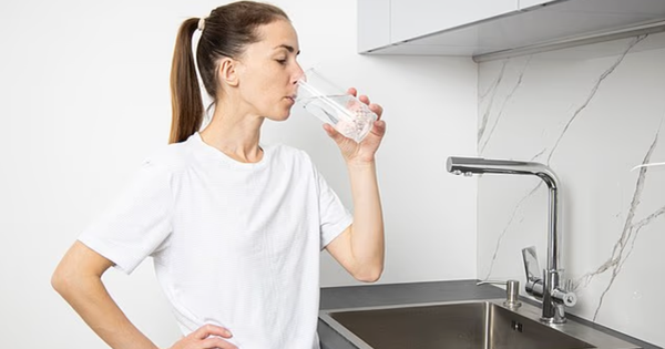 Nữ nhà văn nhận lời cảnh báo đáng sợ từ bác sĩ sau khi nói về lượng nước uống mỗi ngày: Nếu không cắt giảm, nước sẽ đoạt mạng chết cô!