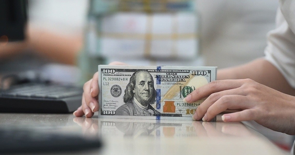 Ngày 21/8: Ngân hàng Nhà nước tiếp tục tăng tỷ giá, giá USD ngân hàng đồng loạt vượt 26.500 đồng, niêm yết sát trần quy định