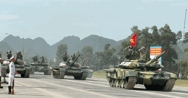 Ngắm xe tăng, tên lửa, UAV hiện đại xuất hiện trong buổi hợp luyện tối 21-8