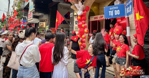 Trước nhà cầu thủ Duy Mạnh lúc này: Dân tình thích thú chụp ảnh, nhận kem miễn phí trong lúc chờ xem diễu binh