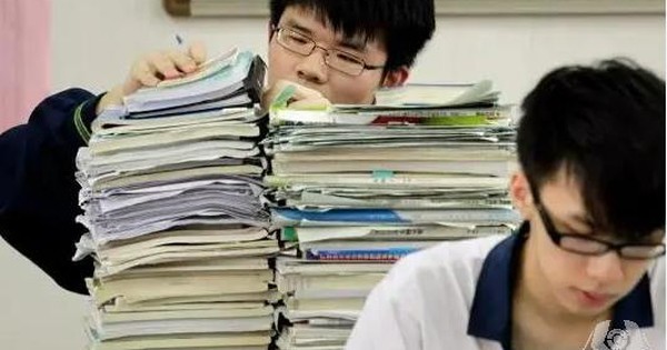 Nam sinh đỗ đại học top đầu nhưng cha mẹ vừa xem giấy báo trúng tuyển liền nói: "Học lại còn hơn thi đậu"