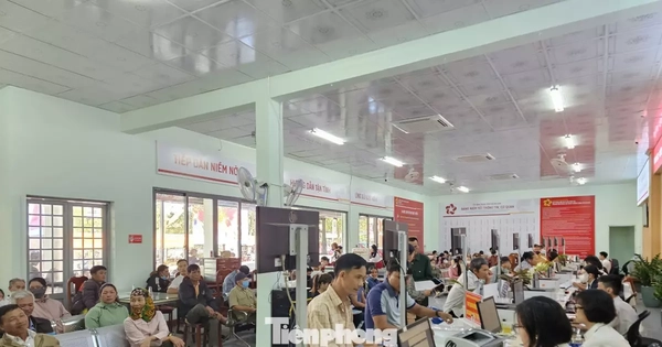 Vụ dùng gạch đá "đặt chỗ" dịch vụ hành chính công: Vì sao người dân nườm nượp đi từ 4-5 giờ sáng?