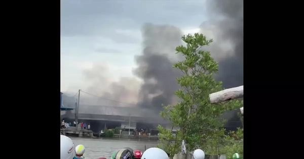 Lửa bốc ngùn ngụt, tiểu thương ở Cà Mau thẫn thờ trước 56 ki-ốt bị thiêu rụi