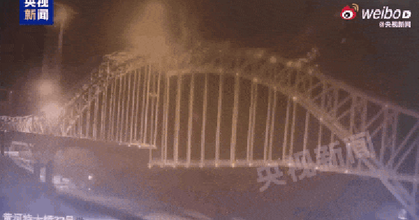 Sập cầu ở Trung Quốc, nhiều người thương vong