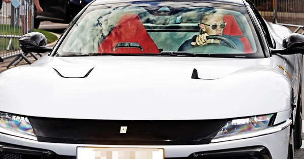 Ngôi sao bóng đá lái xế hộp 11 tỷ đến sân bóng, nhìn bộ sưu tập siêu xe mới khiến fan choáng váng