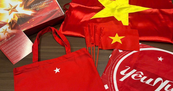 Cư dân Masterise Homes nhận quà “yêu nước”, tự hào chung tay “phủ đỏ” Việt Nam