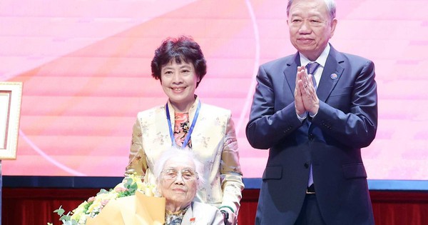 Tổng Bí thư Tô Lâm trao tặng bà Nguyễn Thị Bình danh hiệu “Anh hùng Lao động”