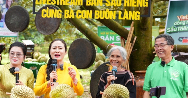 Bí thư xã ở Đắk Lắk livestream bán sầu riêng giúp nông dân