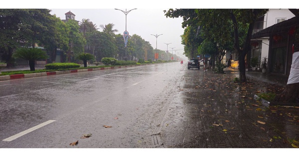 Bão số 5 (Kajiki): Hà Tĩnh, Quảng Trị mưa trắng trời, gió bắt đầu mạnh lên