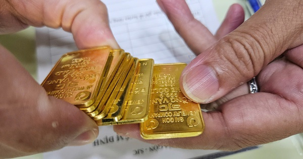 Các tiệm vàng nhỏ âm thầm mua bán vàng miếng SJC, đẩy giá lên cao kỷ lục