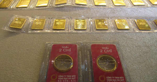 Giá vàng miếng SJC chạm mốc 130 triệu đồng, nhi...