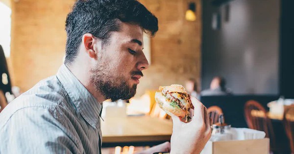 Sau 40 tuổi, thường xuyên ăn 5 món này khiến bản lĩnh quý ông suy giảm, "mời gọi" ung thư, đột quỵ