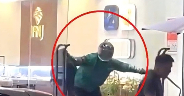 Nam thanh niên mặc áo Grab, cầm búa xông vào cướp tiệm vàng ở Đà Nẵng