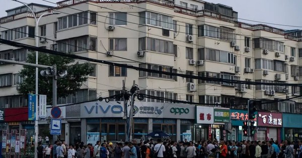 Buồn cho những người bị bỏ lại phía sau tại nền kinh tế lớn thứ 2 thế giới: Mất việc vì “quá tuổi”, lên thủ đô tìm việc từ tờ mờ sáng, “việc ít, người đông”, tiền công lại bị môi giới cắt xén