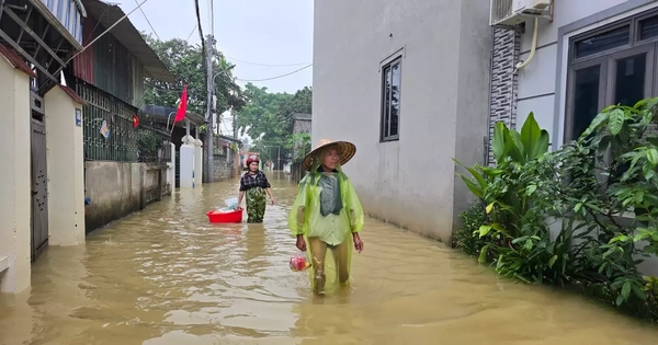 Hà Nội: Cận cảnh cuộc sống hàng trăm hộ dân vùng ngoại thành bị ngập sâu trong nước