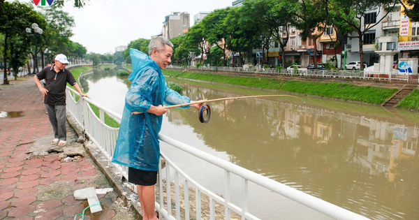 Nhiều người dân ra sông Tô Lịch câu cá sau mưa bão