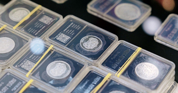 Giá bạc neo cao, chờ đợi chính sách lãi suất