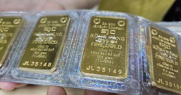 Tiệm vàng nhỏ đẩy giá vàng miếng SJC vượt 130 triệu đồng/lượng