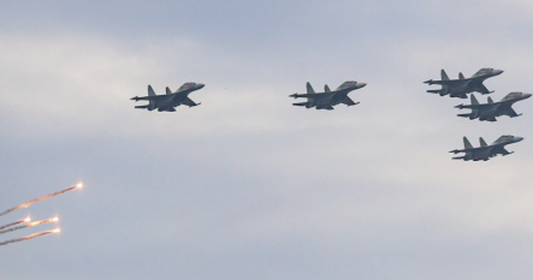 Mãn nhãn "hổ mang chúa" Su-30MK2, Yak-130 thả bẫy nhiệt trên bầu trời Hà Nội