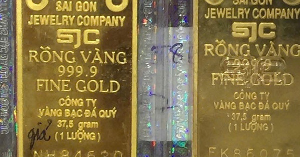 Giá vàng miếng SJC tự do vượt 133 triệu đồng/lượng, chợ mua bán vàng trên mạng "nóng rực"