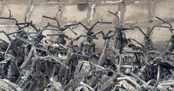 Cận cảnh hàng trăm xe máy cháy trơ khung dưới gầm cầu Vĩnh Tuy, Hà Nội