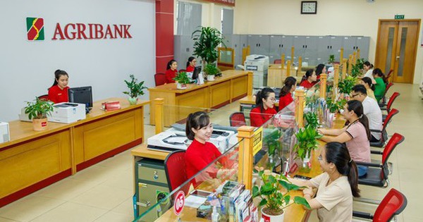 Ngân hàng ở TP HCM, Đồng Nai làm xuyên lễ để chi trả 100.000 đồng quà tặng cho người dân