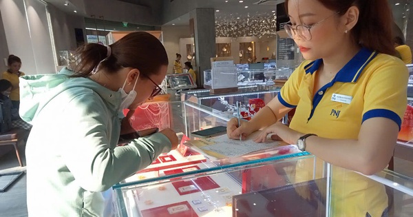 Giá vàng hôm nay 8-8: Bứt phá mạnh mẽ, chạm đỉnh hai tuần