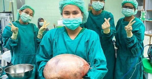 Thấy bụng con to bất thường đến nhường này mà gia đình vẫn nghĩ do "ăn khoẻ", đến khi thăm khám bác sĩ mới phát hiện sự thật khủng khiếp