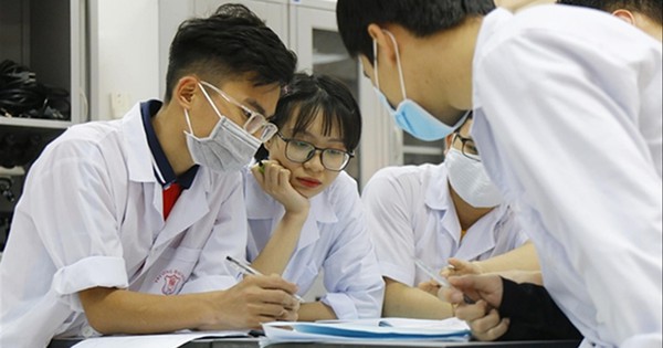 Tại sao Bác sĩ nội trú được gọi là "Lớp váng tinh túy nhất của ngành y"? Đọc sách tính bằng cân, ôn thi như luyện đơn trong lò bát quái