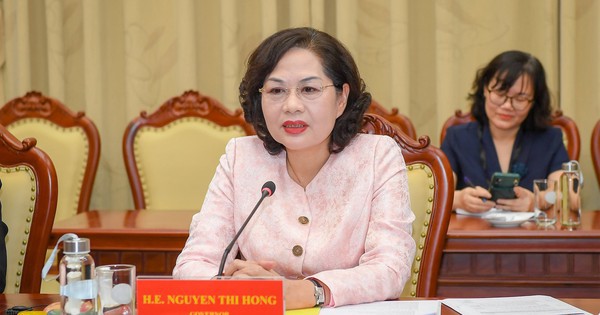 Profile ấn tượng của bà Nguyễn Thị Hồng: Đi lên từ vị trí chuyên viên, hai lần được vinh danh trong Top Thống đốc xuất sắc nhất thế giới, là một trong 50 người phụ nữ ảnh hưởng nhất Việt Nam năm 2019