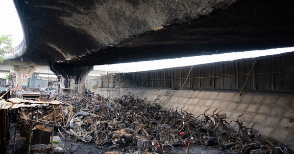 Cận cảnh cầu Vĩnh Tuy sau vụ cháy kinh hoàng 500 xe máy: Xác xe nằm la liệt, bê tông bong tróc lộ thép