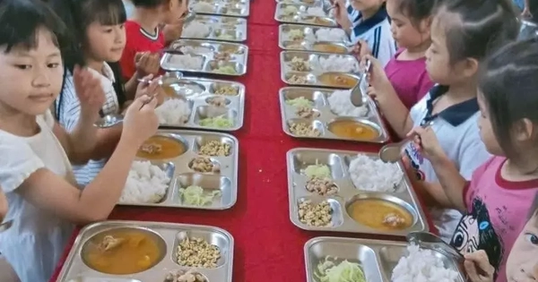 Suất ăn bán trú 15 ngàn đồng của trường miền núi gây "sốt" mạng xã hội