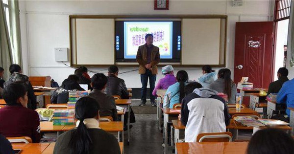 Nhìn 32 đôi tất của học sinh trong lớp, giáo viên phán: "Tôi biết tương lai của em nào bừng sáng, em nào tối sầm rồi!"