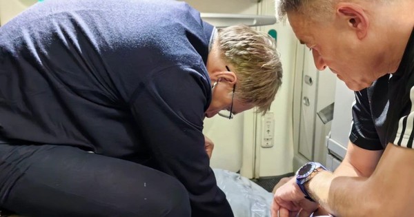 Bộ trưởng Y tế Nga cứu sống hành khách trên chuyến bay: Nạn nhân rơi vào tình huống nguy kịch như thế nào?