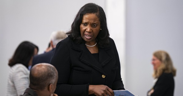 Tòa Phúc thẩm liên bang lên tiếng: Thống đốc FED bị ông Trump sa thải vẫn gia bỏ phiếu quyết định lãi suất của FED