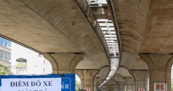 Loạt bãi xe dưới gầm cầu Vĩnh Tuy treo biển "giải tỏa" sau vụ cháy 500 xe máy