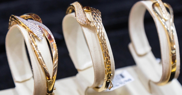 Giá vàng hôm nay 19/9: Tiếp tục rơi từ đỉnh cao