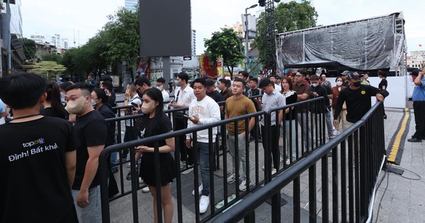 Khách hàng Việt thức xuyên đêm, dậy sớm xếp hàng chờ mua iPhone 17 mới