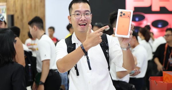 Nóng hừng hực: Các đại lý chính thức mở bán iPhone 17, hàng trăm nghìn người nhận máy